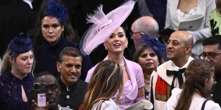 Katy Perry no encuentra su asiento en la coronación del rey Carlos III
