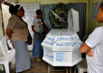 Compañeros de escuela realizan homenaje al adolescente muerto a tiros en Los Guandules
