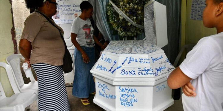 Compañeros de escuela realizan homenaje al adolescente muerto a tiros en Los Guandules