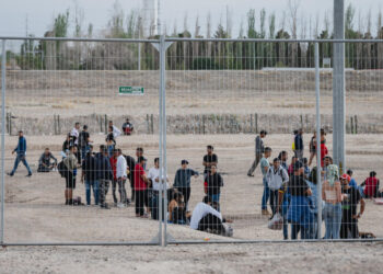 Estados Unidos: Cientos de personas están abandonando los refugios y se acercan a la frontera para entregarse