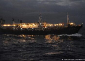 39 desaparecidos tras zozobrar barco pesquero chino en medio del Océano Índico