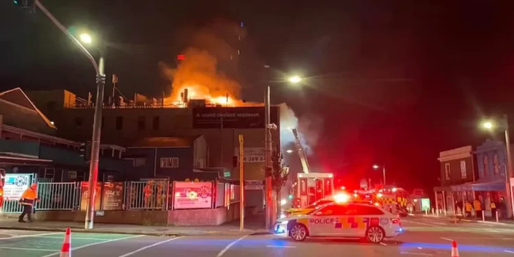 Incendio en albergue de Nueva Zelanda mata al menos a 6 personas, dicen funcionarios