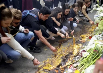 Conmocionados serbios lloran las víctimas del tiroteo en escuela Belgrado