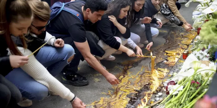 Conmocionados serbios lloran las víctimas del tiroteo en escuela Belgrado