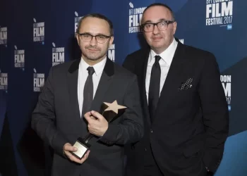 Rusia ordena arresto de productor y director que criticaron la guerra