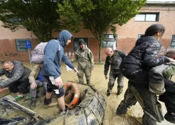 Equipos trabajan para llegar a las ciudades italianas aisladas por las inundaciones