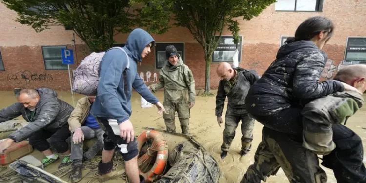 Equipos trabajan para llegar a las ciudades italianas aisladas por las inundaciones