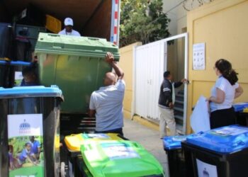 INABIE entrega recipientes en escuelas para la reclasificación de cajitas de leche y otros desechos