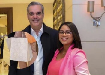 Abinader sorprende dominicana en Londres y le entrega pedido de Café
