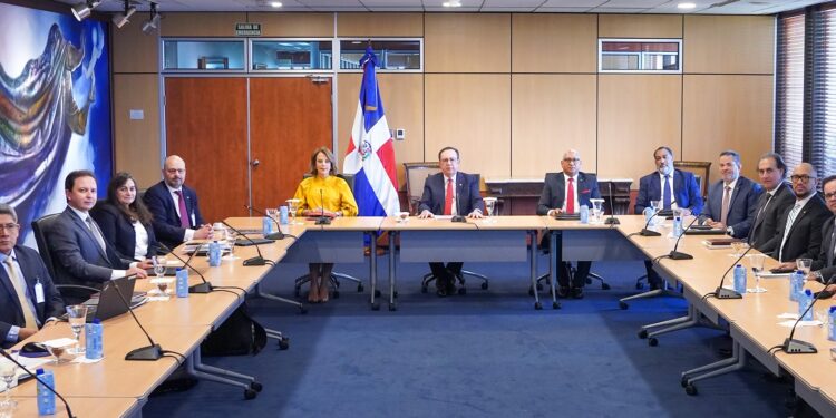 Gobernador BCRD recibe a la misión del Artículo IV del FMI para analizar el desempeño y perspectivas de la economía