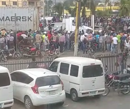 Hombre atrincherado en su vehículo en Villa Mella