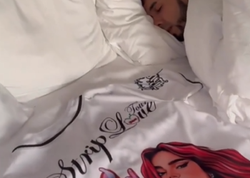 Anuel AA sube video acostado junto a camiseta de Karol G