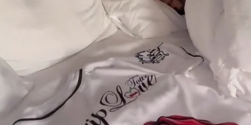 Anuel AA sube video acostado junto a camiseta de Karol G