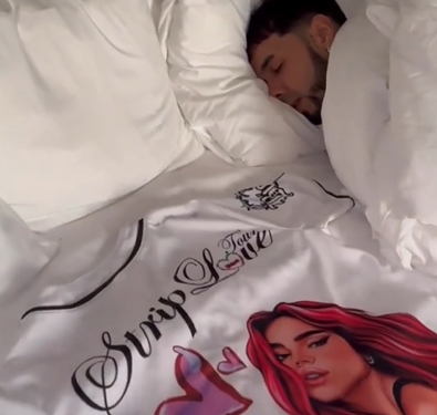 Anuel AA sube video acostado junto a camiseta de Karol G
