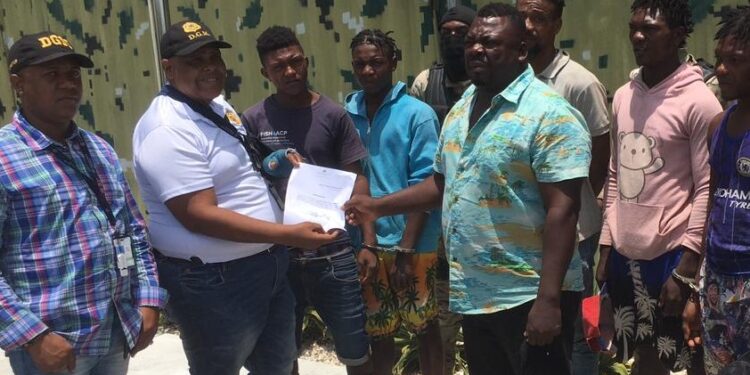 Dirección General de Migración captura y devuelve a su país a otros cinco pandilleros haitianos