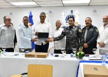 Ministerio de Interior y Policía recibe equipos del MINERD para escuela de entrenamiento policial