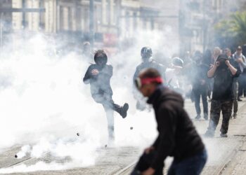 Más de 400 policías heridos y 540 civiles detenidos dejaron las violentas protestas en Francia