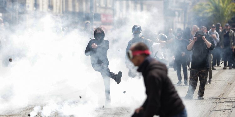 Más de 400 policías heridos y 540 civiles detenidos dejaron las violentas protestas en Francia
