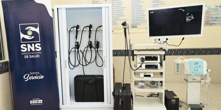 SNS entrega al Hospital Salvador B. Gautier moderna torre endoscópica y designa 53 nuevos colaboradores