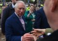 Carlos III saluda a la multitud frente a Buckingham antes de coronación