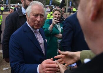 Carlos III saluda a la multitud frente a Buckingham antes de coronación