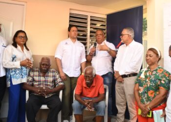 Administrador del Instituto de Auxilios amuebla viviendas construidas por el MIVED a adultos mayores