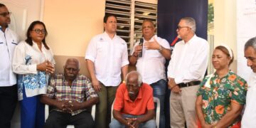 Administrador del Instituto de Auxilios amuebla viviendas construidas por el MIVED a adultos mayores