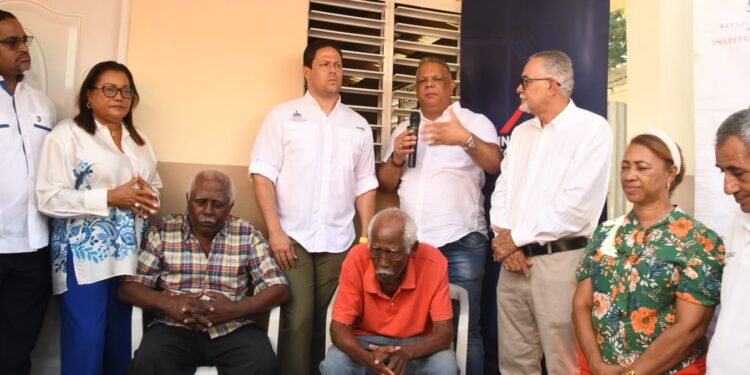 Administrador del Instituto de Auxilios amuebla viviendas construidas por el MIVED a adultos mayores