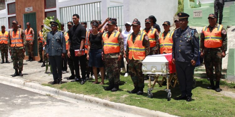PN junto a familiares da el último adiós al mayor Mercedes Sierra