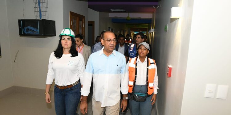Deligne Ascención supervisa trabajos de construcción en el CAID de SDE