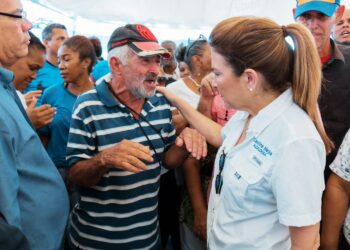 Carolina Mejía se reúne con comunitarios de Los Guandules