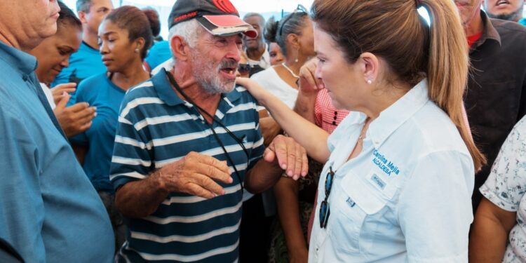 Carolina Mejía se reúne con comunitarios de Los Guandules