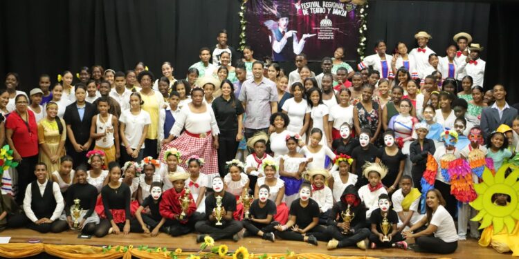 Regional 15 promueve el arte y la cultura con Festival de Teatro y Danza