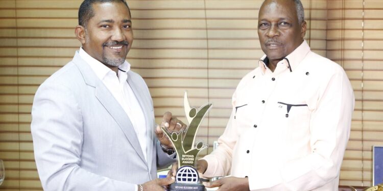 Cooperativa de Maestros recibe premio a la excelencia Empresarial en EEUU