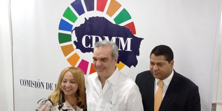 El presidente Abinader juramenta miembros de la comisión municipal turístico de Montecristi