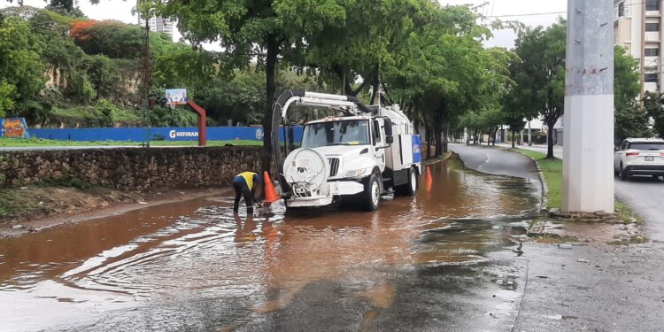 Brigadas de la Alcaldía del DN se mantienen en las calles para evitar incidencias por vaguada