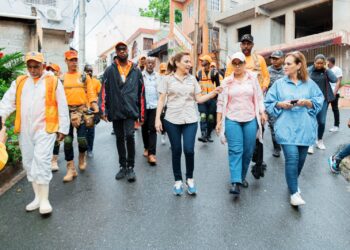 Carolina Mejía evalúa daños provocados por la vaguada en Los Girasoles primero; dispone acciones inmediatas a los afectados