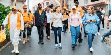 Carolina Mejía evalúa daños provocados por la vaguada en Los Girasoles primero; dispone acciones inmediatas a los afectados