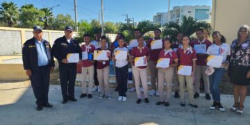Centro Educativo de la Vega entrega reconocimientos a estudiantes meritorios