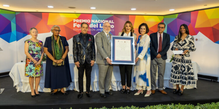 Pedro Vergés galardonado con el Premio Nacional Feria del Libro Eduardo León Jimenes 2023