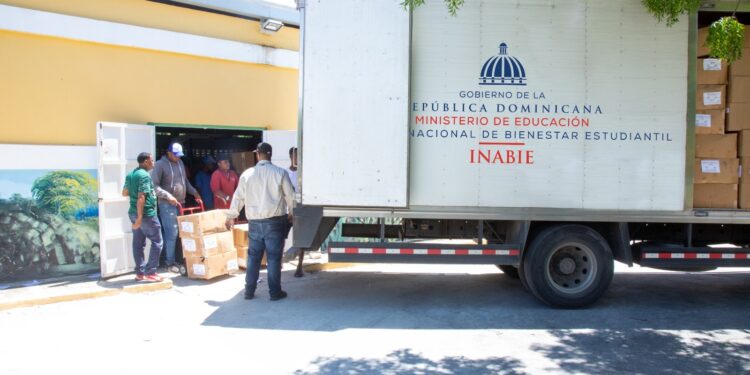 INABIE entrega utilería escolar del año 2023-2024