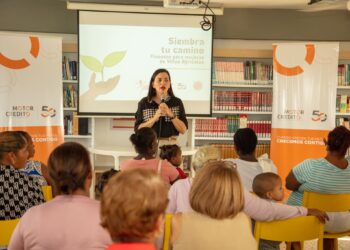 Motor Crédito y Fundación Abriendo Camino educan en finanzas a madres de Villas Agrícolas