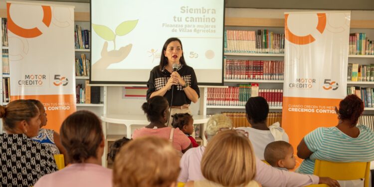 Motor Crédito y Fundación Abriendo Camino educan en finanzas a madres de Villas Agrícolas