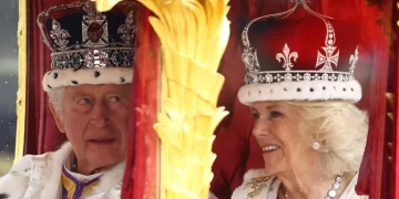 Carlos III fue coronado rey de Reino Unido: Comenzó la procesión al Palacio de Buckingham