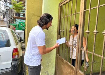 El joven empresario y filántropo les entregó detalles a las progenitoras en ocasión de la celebración de su día