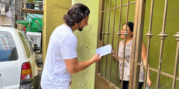 El joven empresario y filántropo les entregó detalles a las progenitoras en ocasión de la celebración de su día