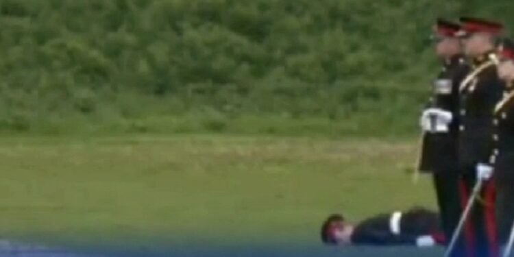 Se desploma guardia en medio de actos coronación reyes de Inglaterra