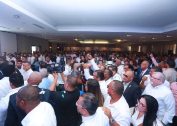 Juramentan miembros del sector externo de Luis Abinader