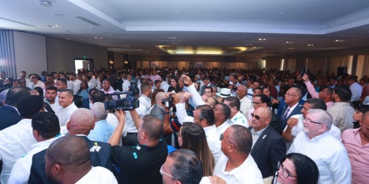 Juramentan miembros del sector externo de Luis Abinader