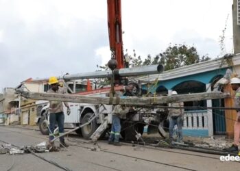 Avanzan trabajos tras camión tumbó 23 postes del tendido eléctrico en SDE